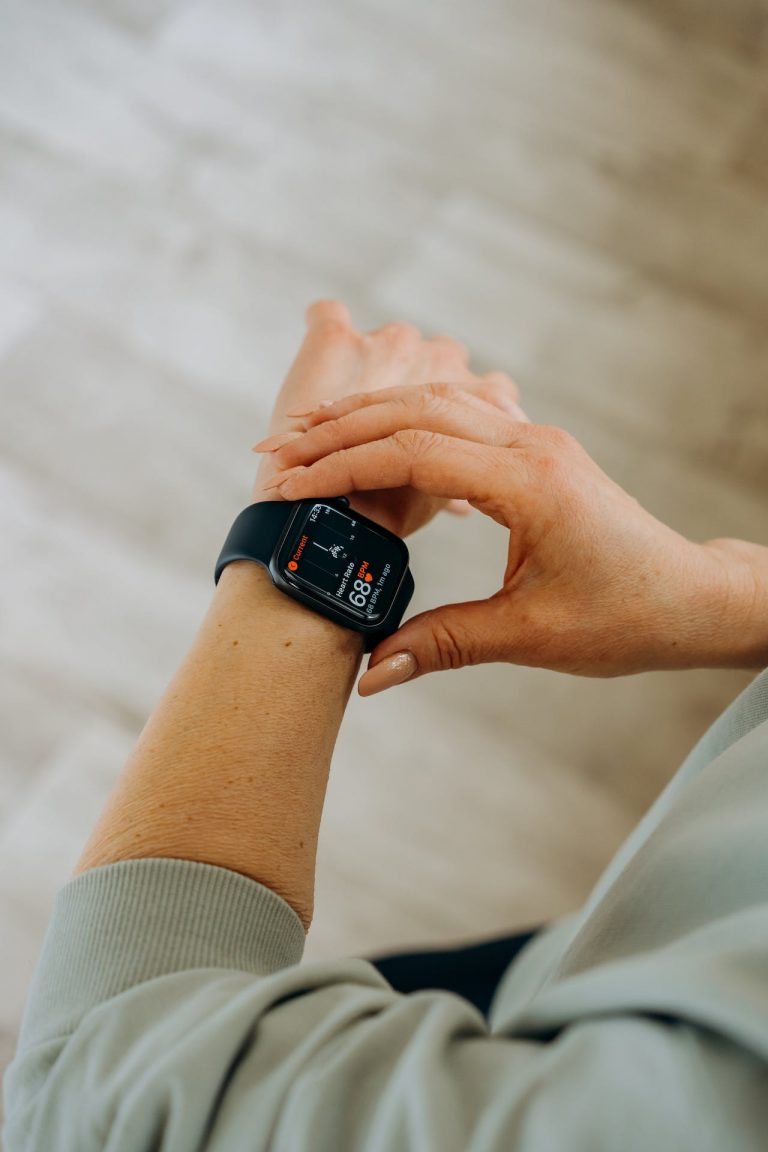 Fitbit charge 10 vs. garmin venu 3 - nowe propozycje w świecie trackerów fitness