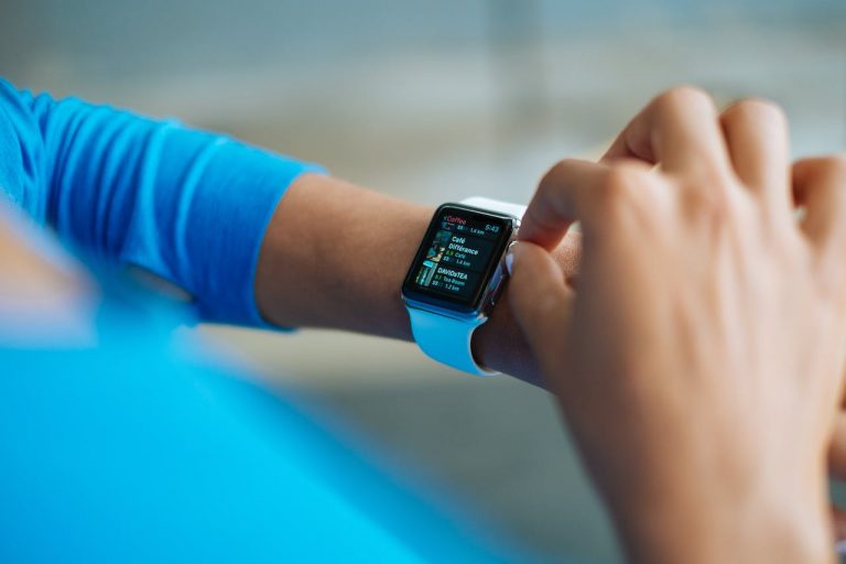 Fitbit charge 7 vs. garmin venu 2s - wybór między opaską a smartwatchem fitness