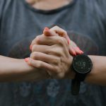 Fitbit inspire 5 vs. garmin vivosmart 8 – porównanie nowych opasek fitness