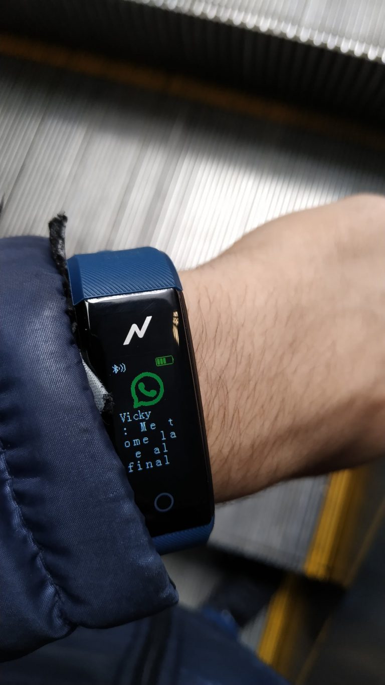 Fitbit versa 4 vs. garmin lily - wybór między smartwatchem a fitness trackerem