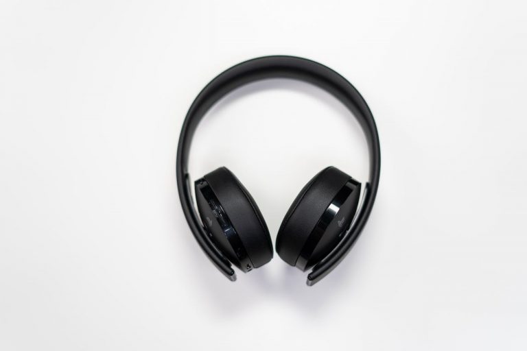 Słuchawki do biegania z redukcją hałasu: sony wf-1000xm4 kontra bose quietcomfort earbuds