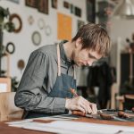 Wood slicker – jak to narzędzie poprawia wykończenie skórzanych produktów?