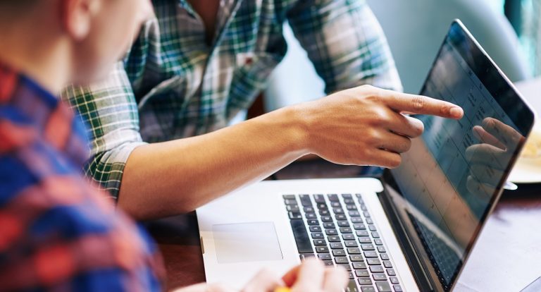 Jak zaprojektować ulotkę targową, której nikt nie wyrzuci po 10 sekundach?